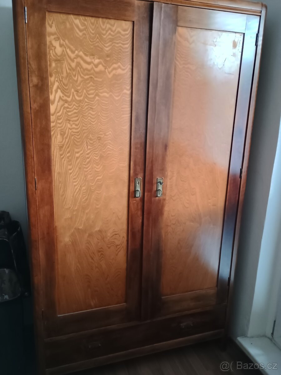 Velká starožitná skrin