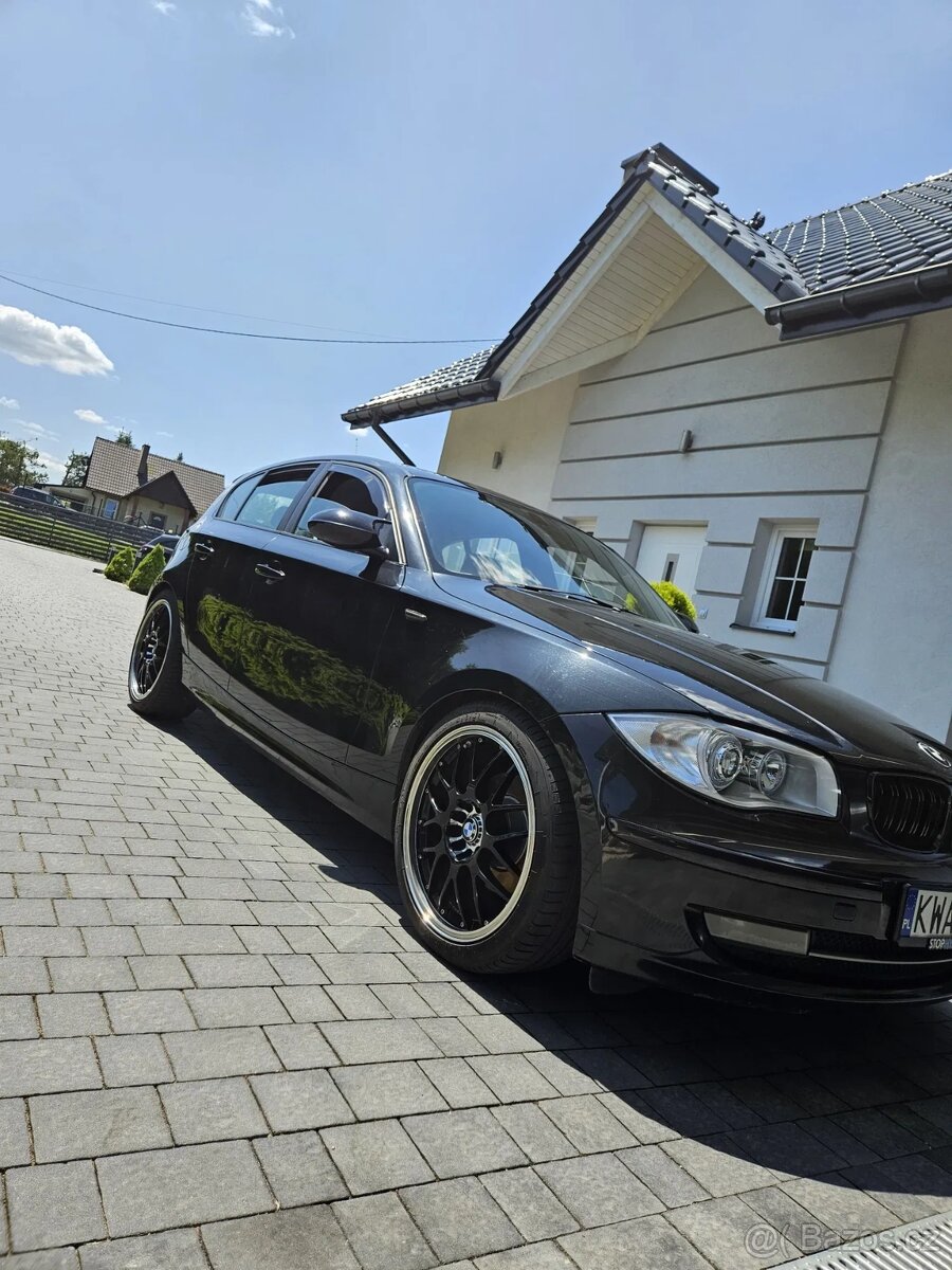Krásná kola R18 s chromovým límcem BMW E46 E90 E87 atd.