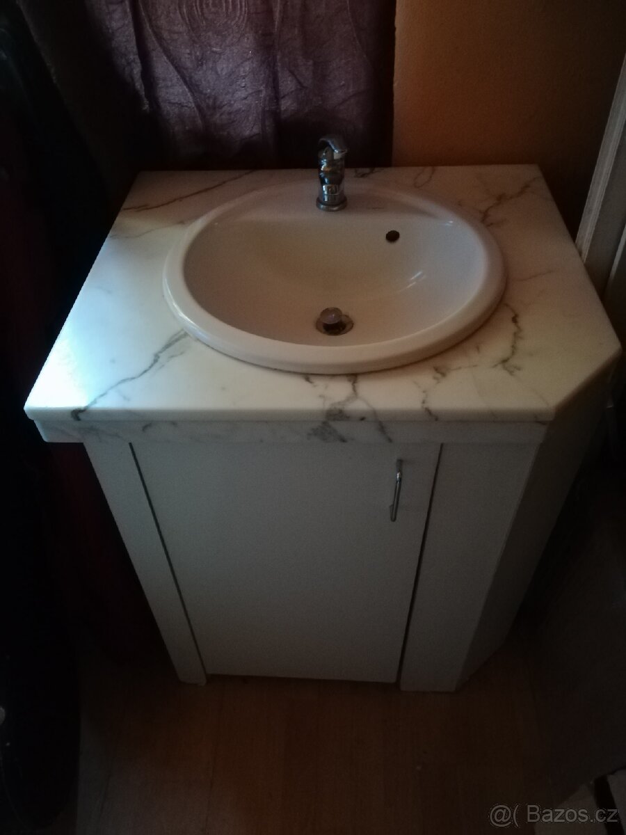 Koupelnová skříňka s umyvadlem