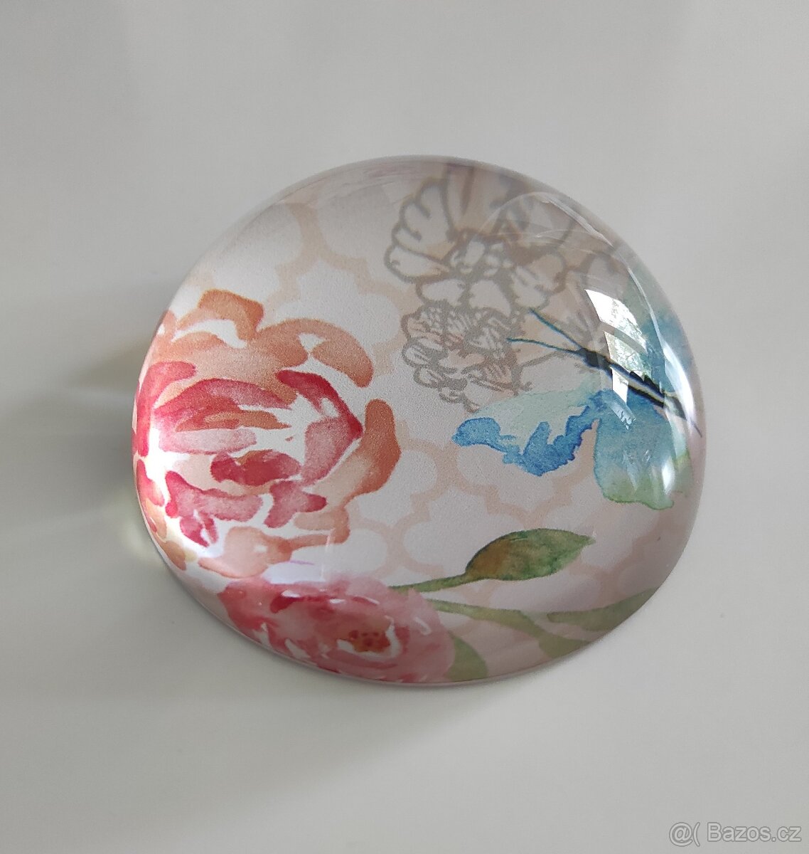 Skleněné těžítko - květiny, motýl