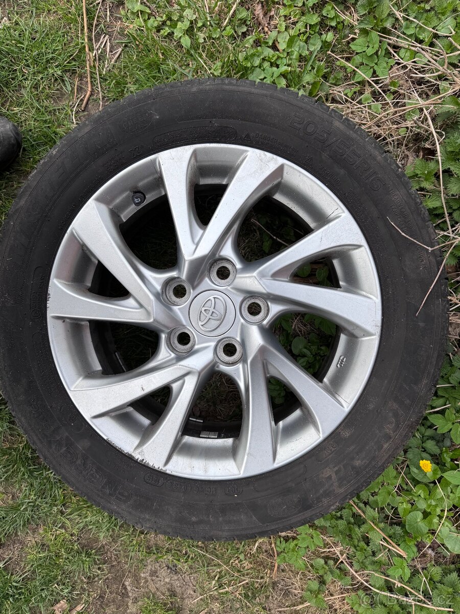 Alu kola originál Toyota Auris, Corolla 5x 114,3 R16