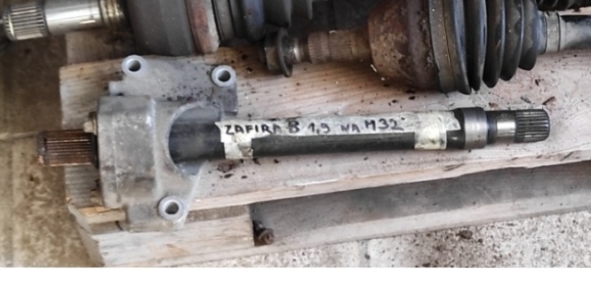 Poloosa levá Opel Zafira B ( M32)