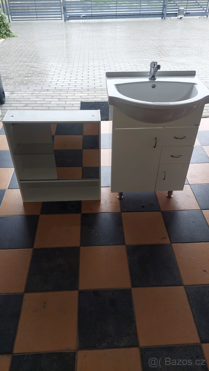 Umyvadlová skříňka s umyvadlem a zrcadlem