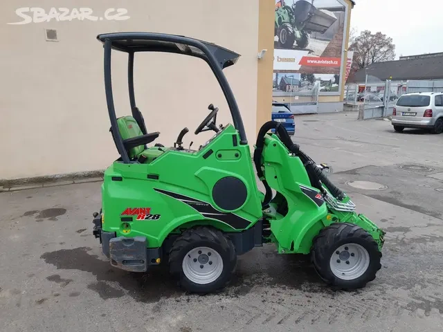 Nakladač Avant R28