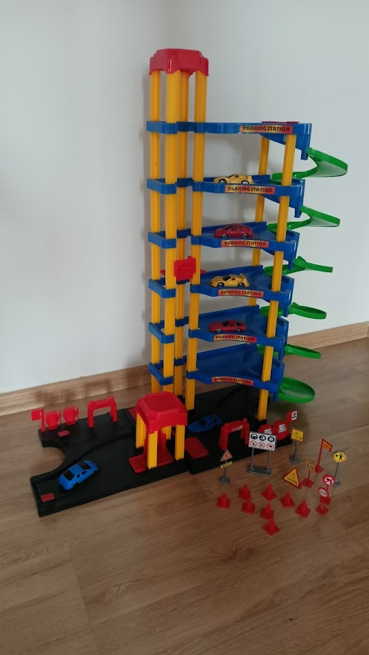 Patrová garáž pro autíčka s výtahem