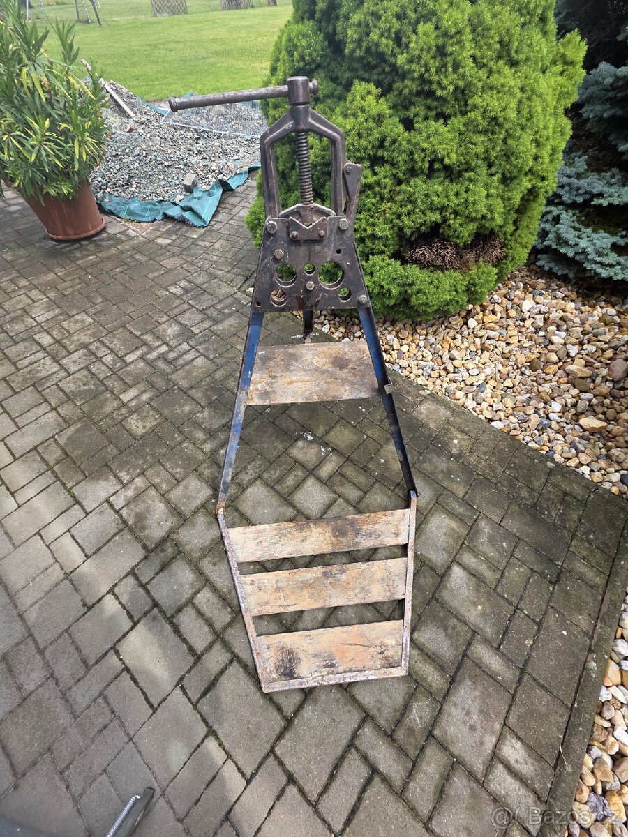 Instalatérský svěrák Pionýr 3"