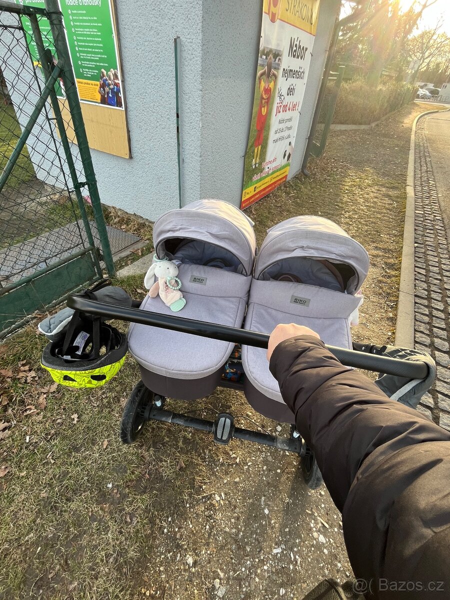 Kočárek pro dvojčata