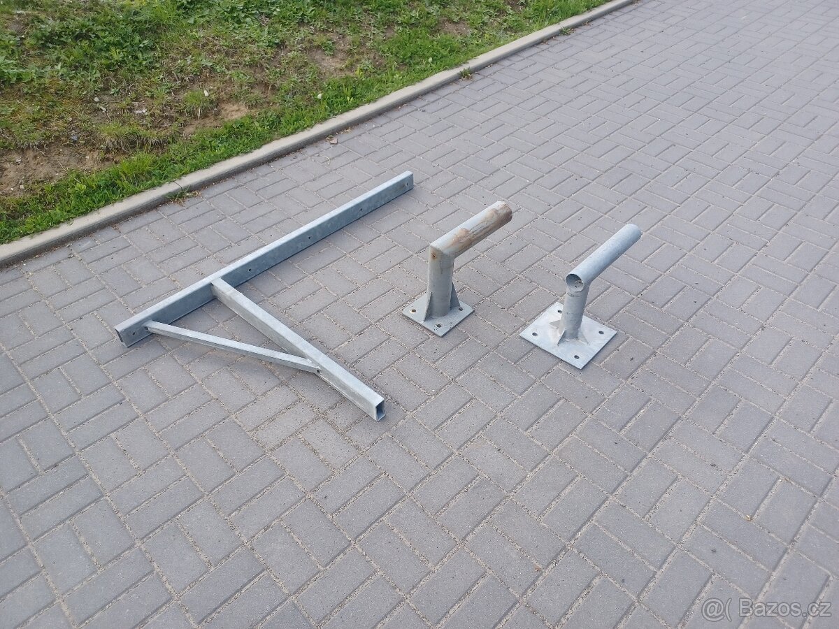 Kovové konzole
