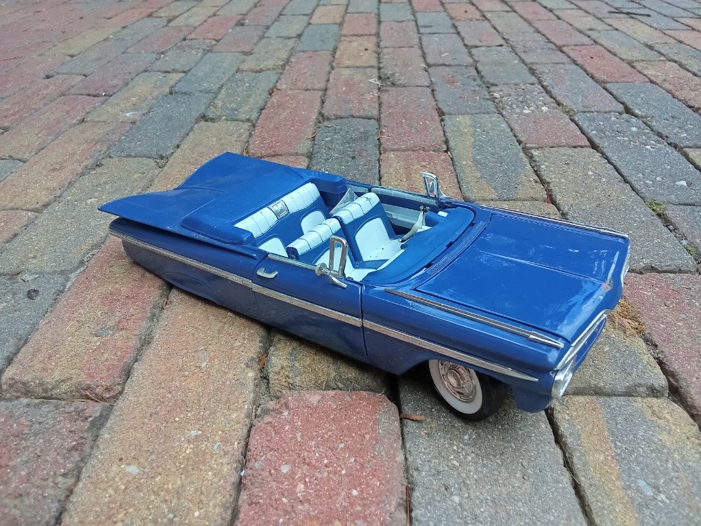 Velký kovový model Cadilac
