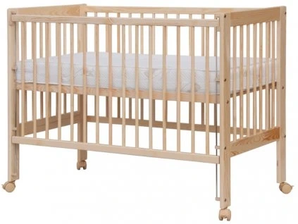 Dřevěná postýlka s matrací