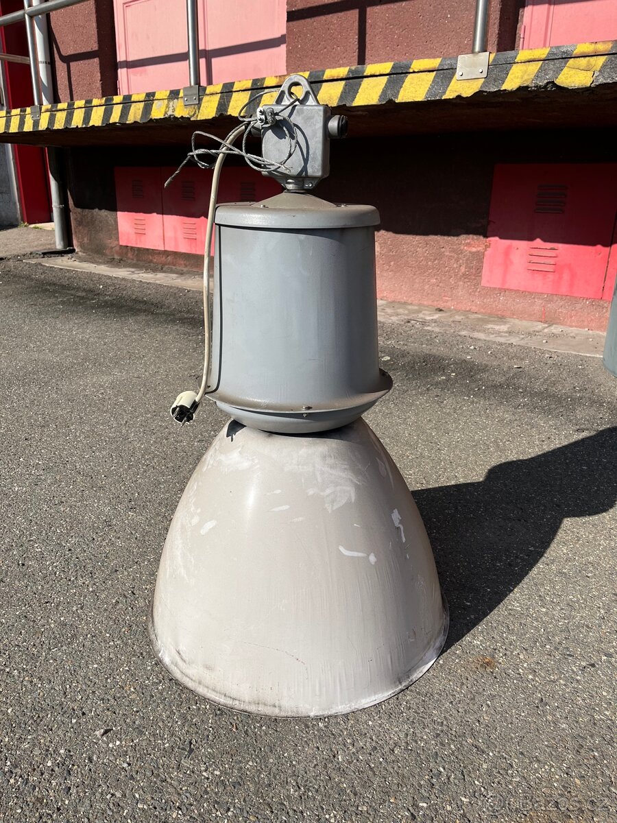 Retro tovární industriální halogenové světlo
