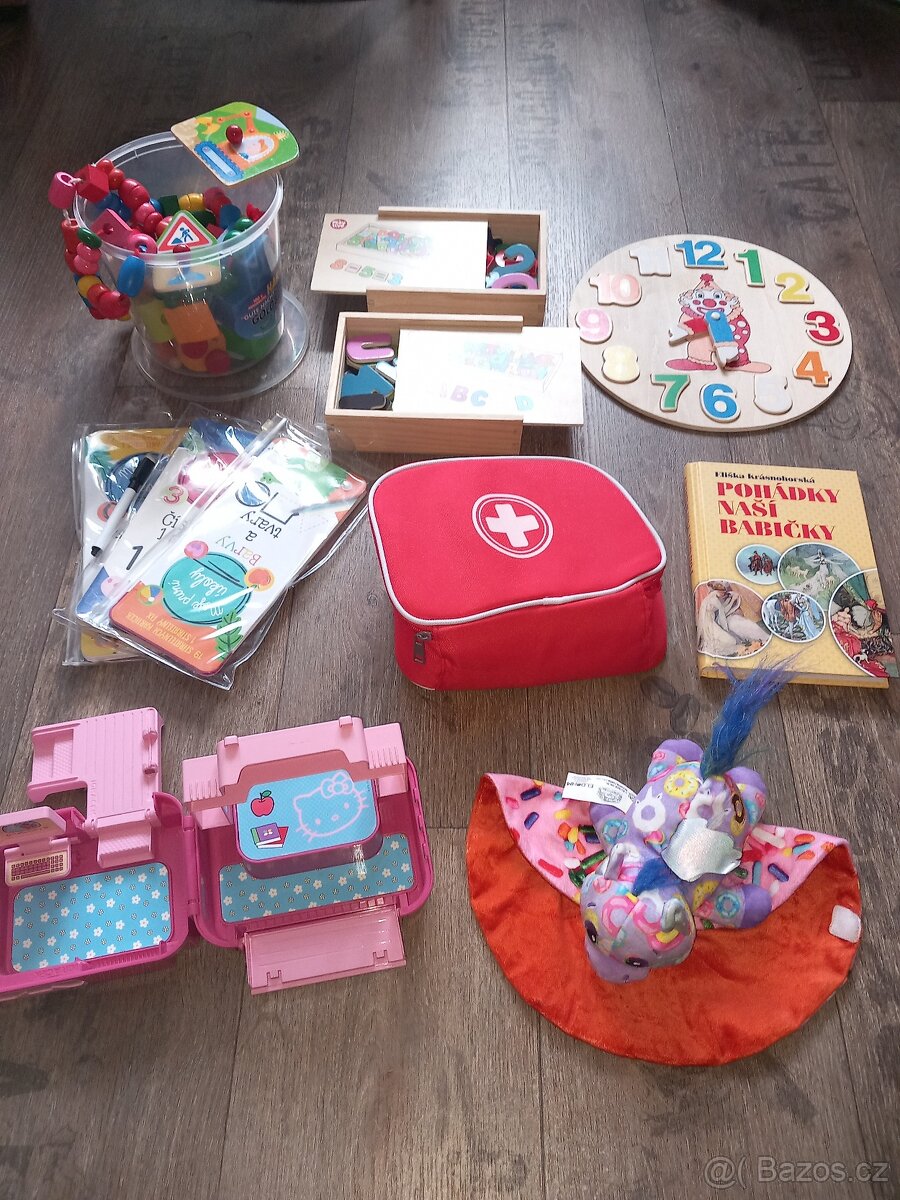 Mix hraček pro děti Hello Kitty,dřevěné hodiny,Kniha pohádek
