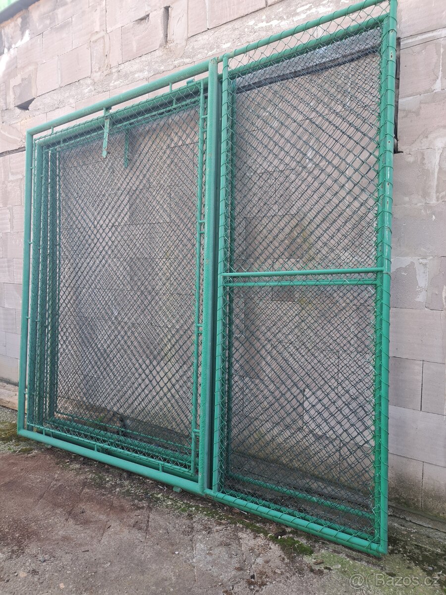 Dvoukřídlá brána