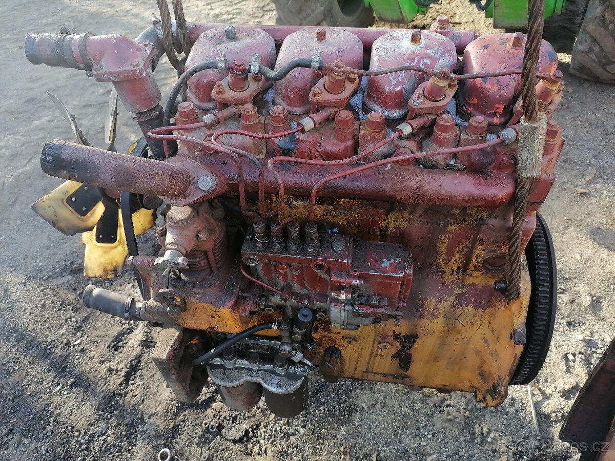Motor Zetor 7201 z terénní Desty, včetně příslušenství