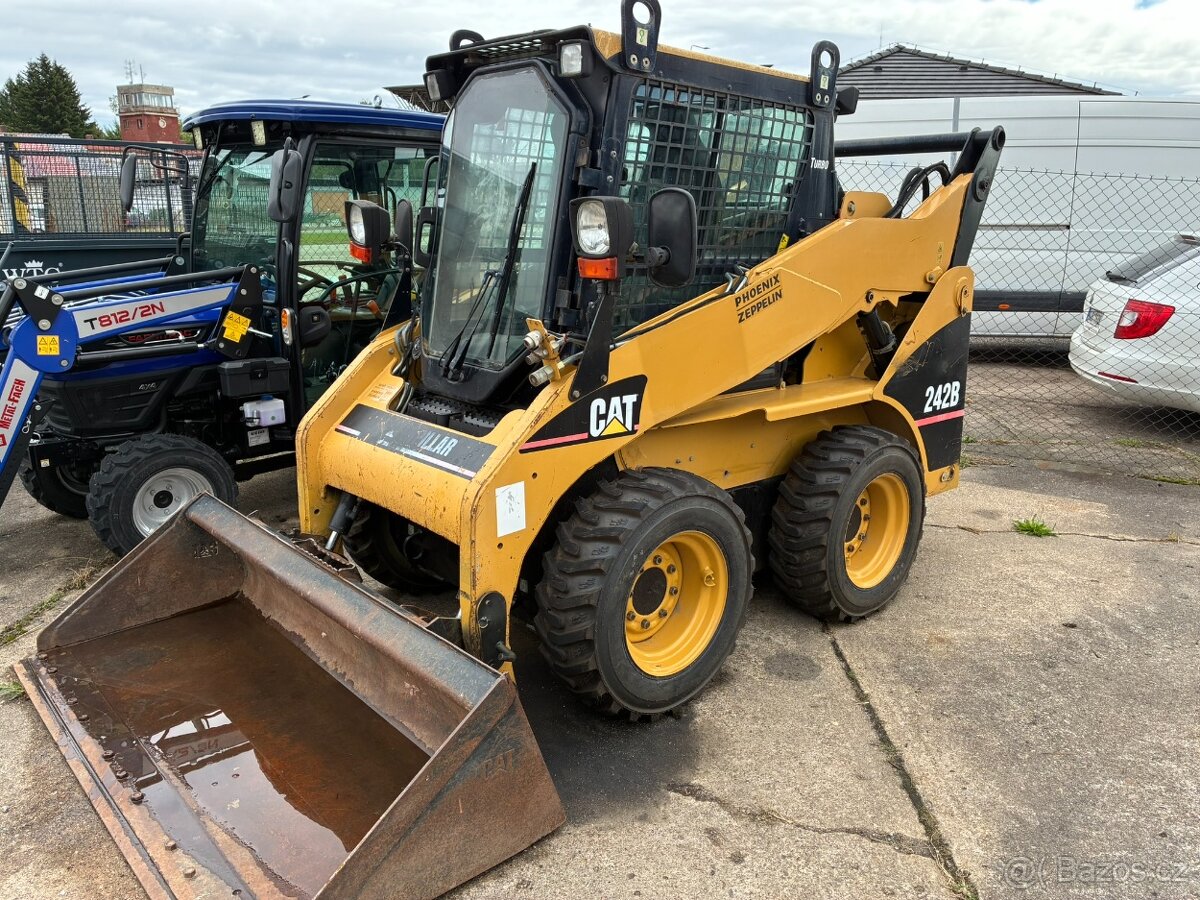 Smykový nakladač CAT 242B