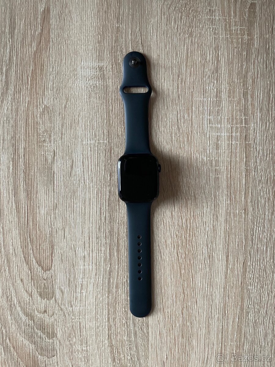 Apple Watch 7 45 mm s příslušenstvím