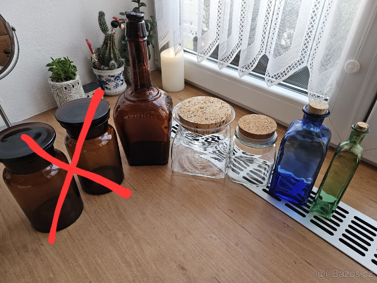 Různé skleněné dózy a láhve