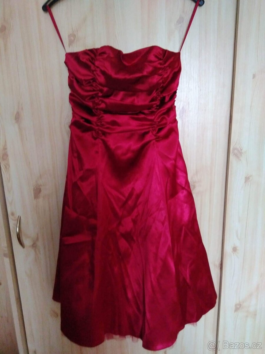 Sváteční šaty sedí na S,m