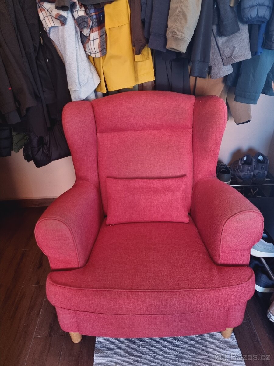 Červené křeslo ušák IKEA