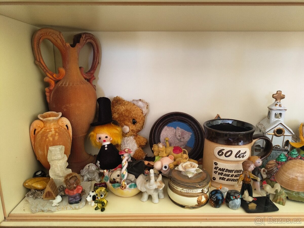 Různé keramické dekorace