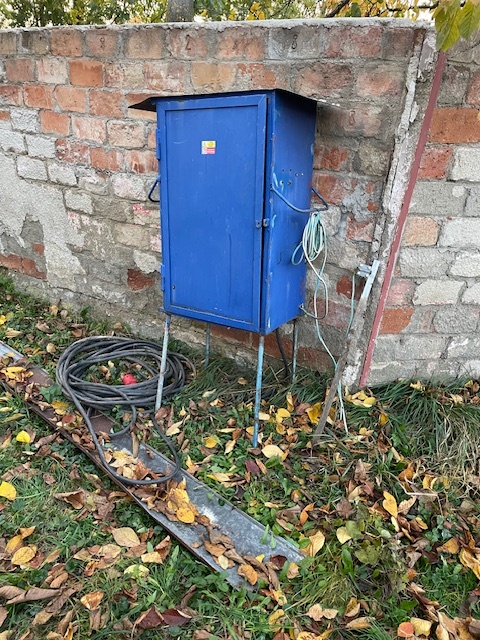 Stavební rozvaděč s kabelem.