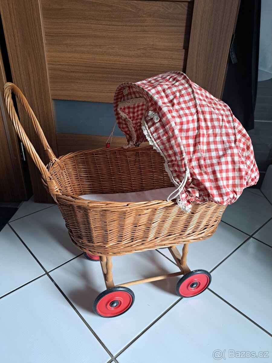 Proutěný kočárek dekorace