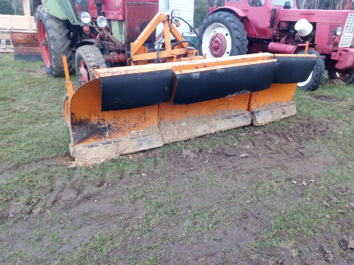 Otočná čelní radlice na sníh