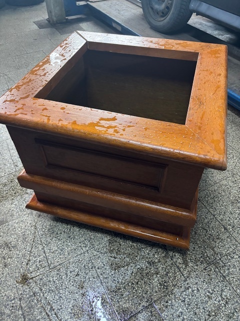 Dřevěný květináč