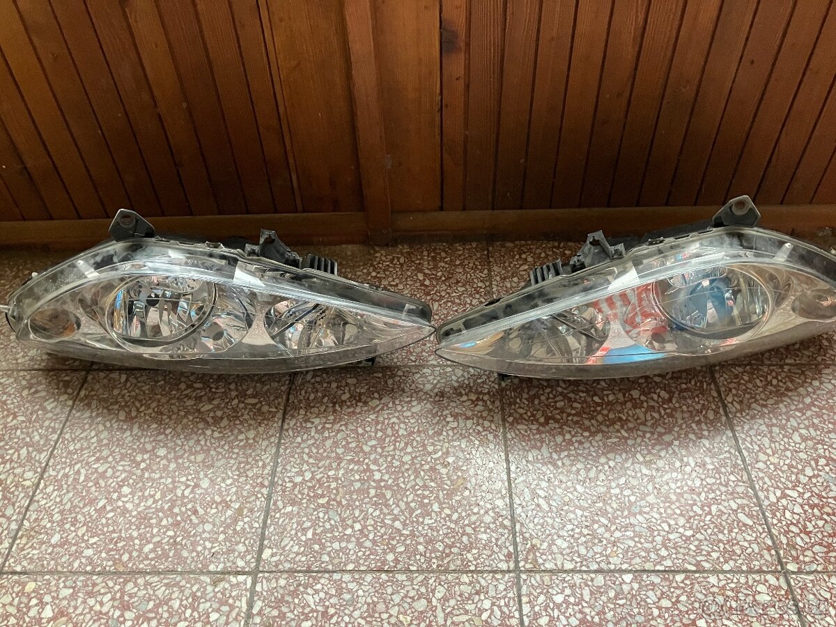 Peugeot přední světlomet