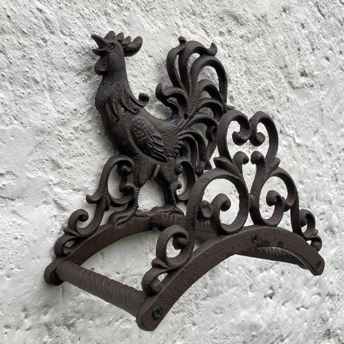 ZÁVĚSNÝ LITINOVÝ DRŽÁK NA ZAHRADNÍ HADICI S KOHOUTEM