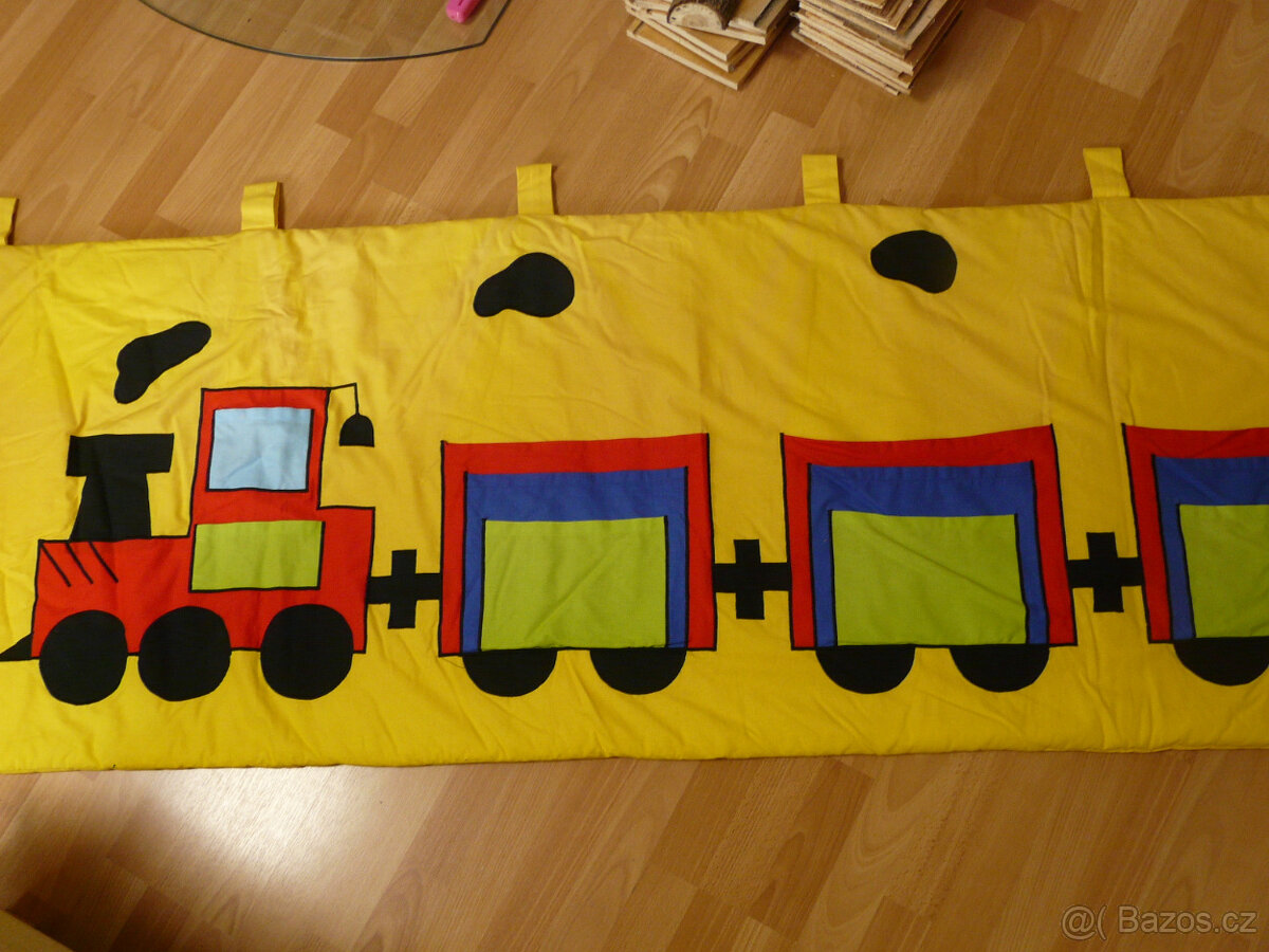 Dětský kapsář na zeď za postel