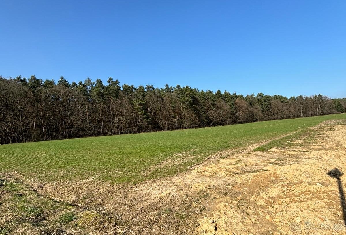 Stavební pozemek 2752 m2 (18x153) Zlín - Velíková