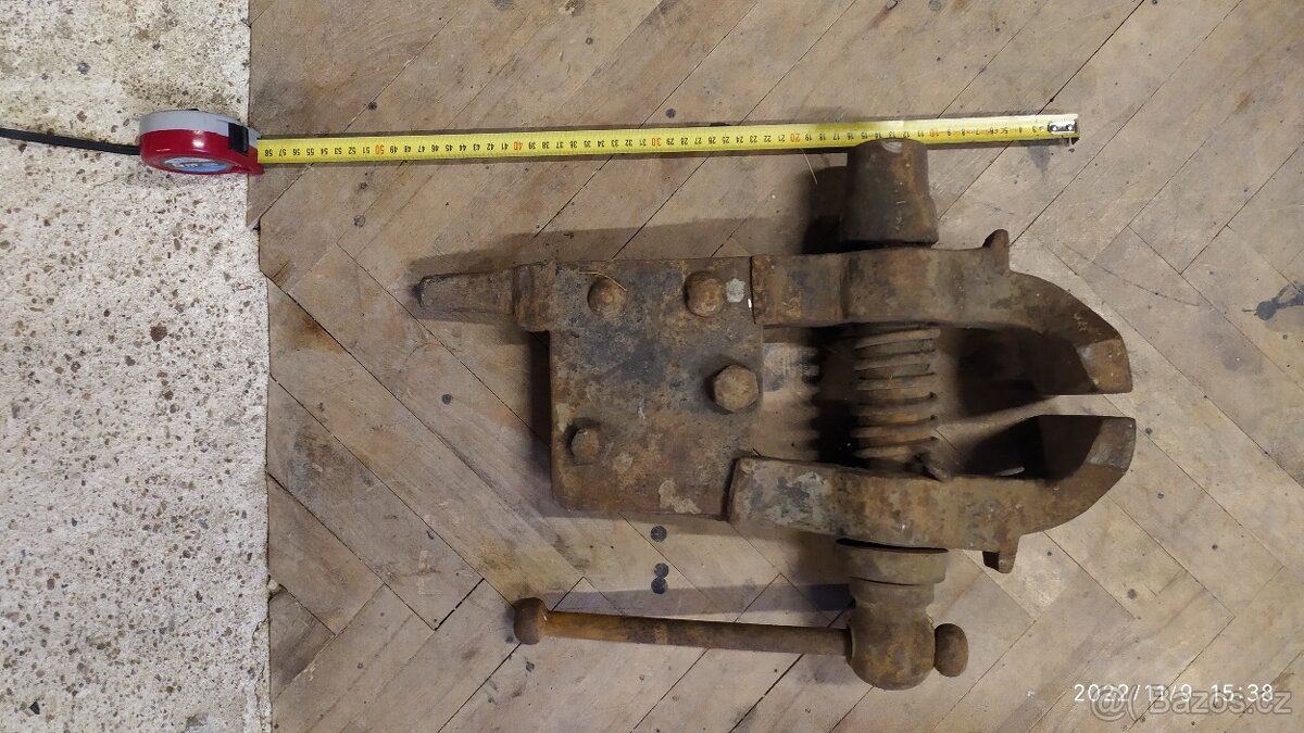 Kovařský svěrák masivní 130mm.