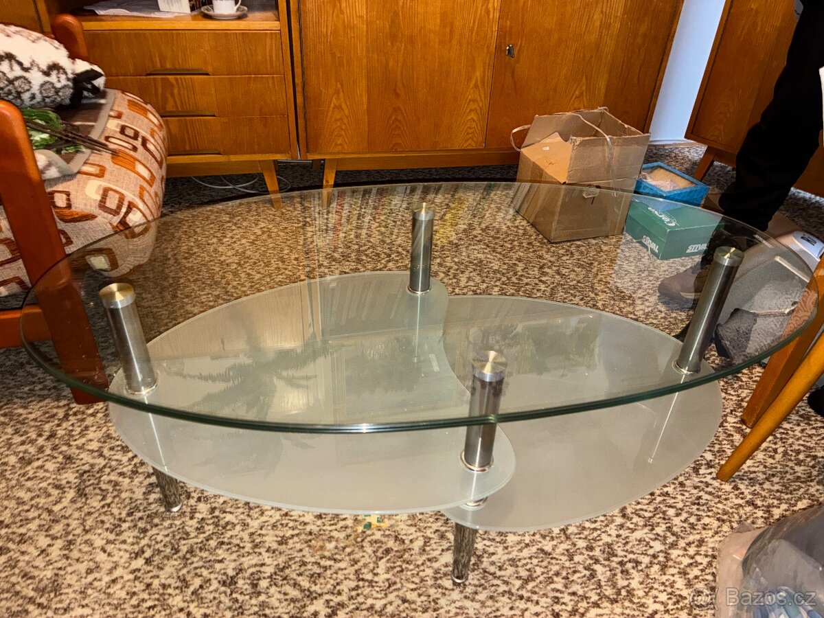 Skleněný konferenční stůl