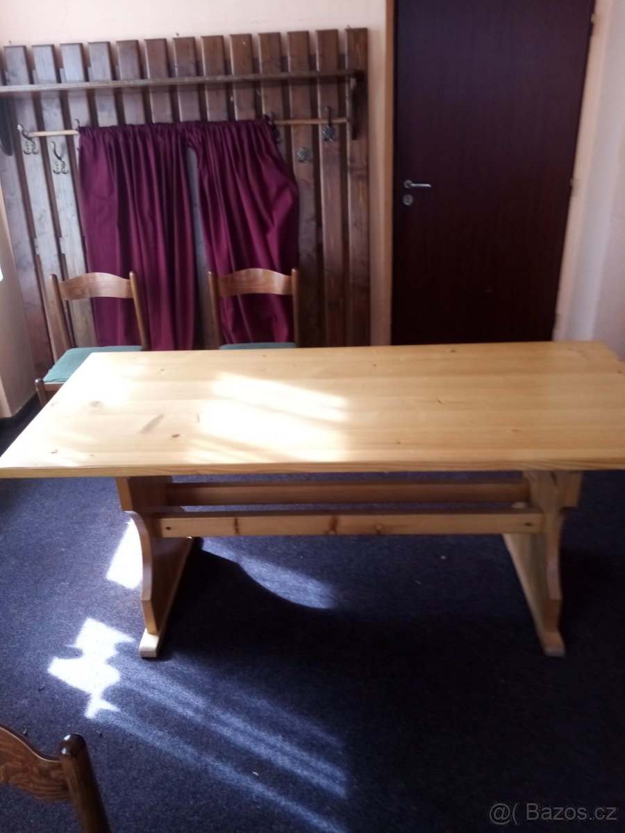 Jídelní stůl masiv