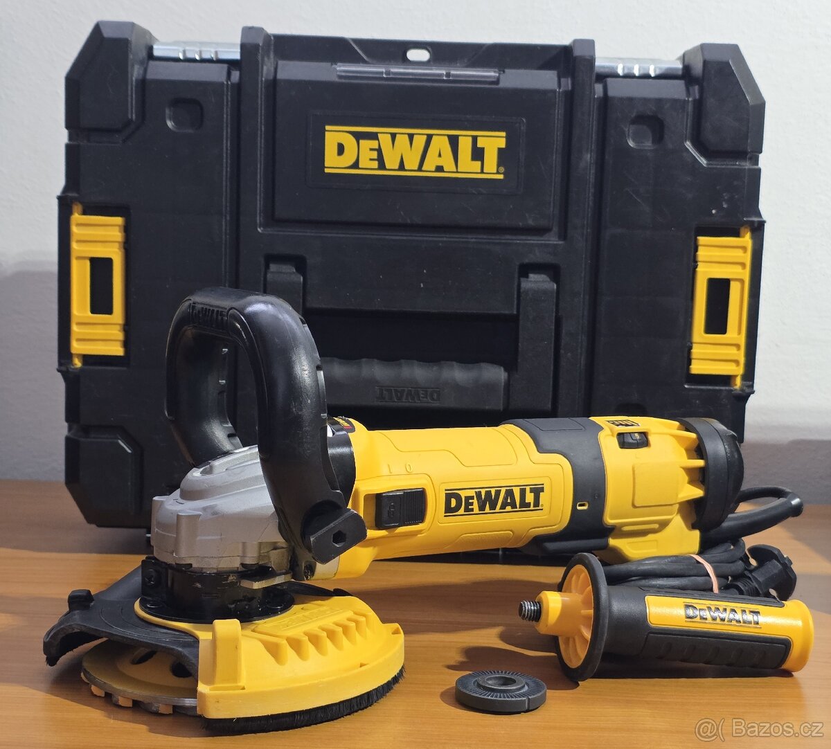 DEWALT Úhlová bruska DWE4257