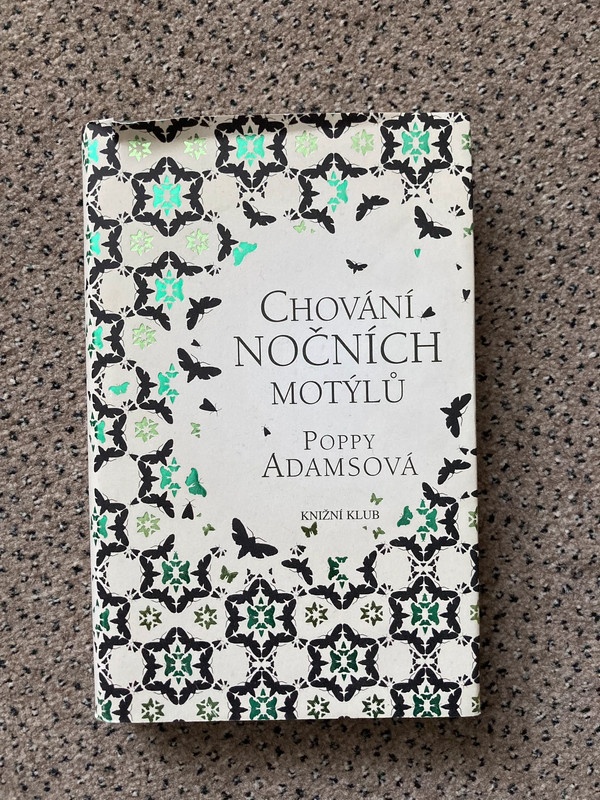 Chování nočních motýlů - Poppy Adamsová