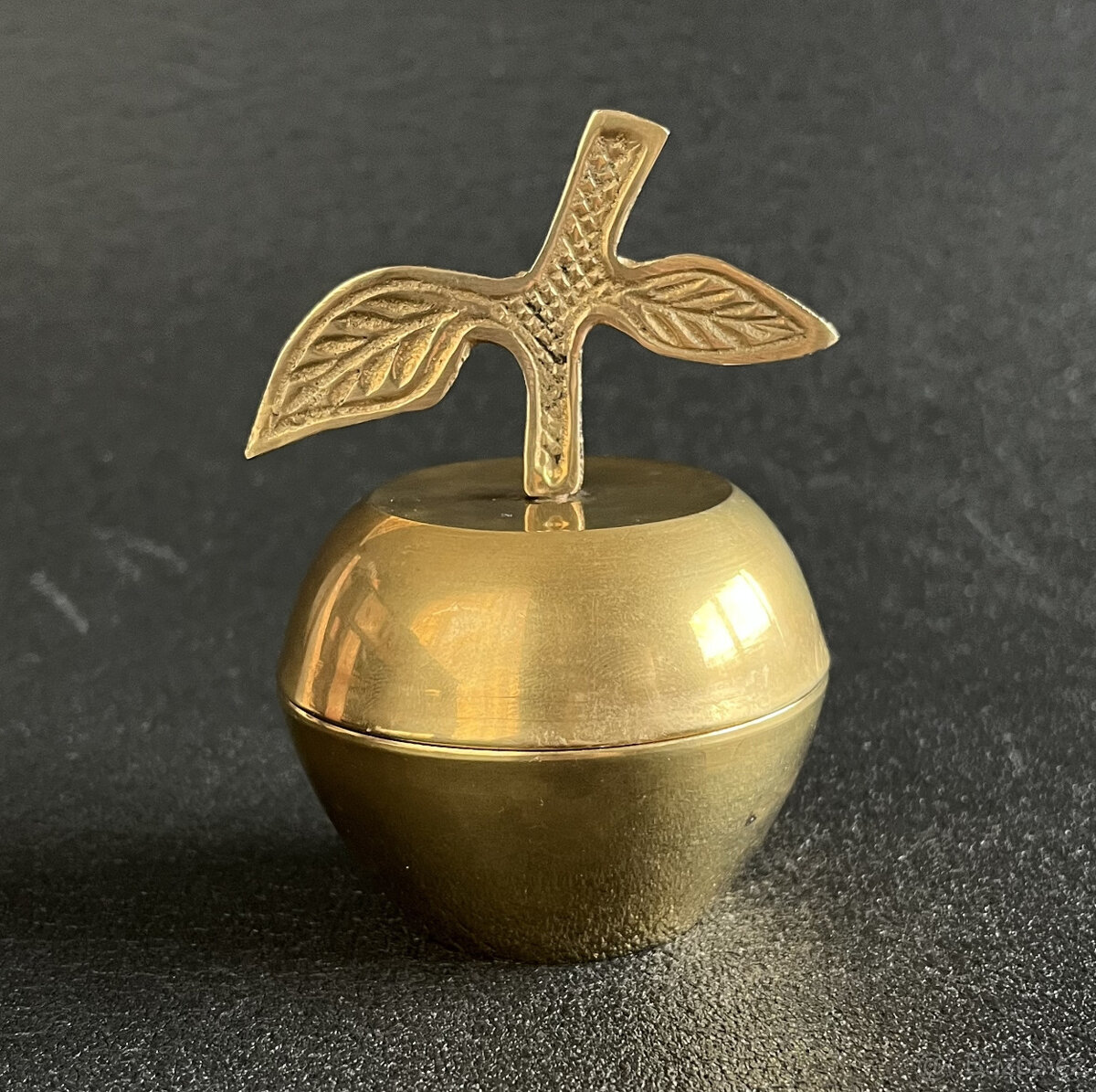 Mosazná dóza s víkem Jablko, V 9.5 cm