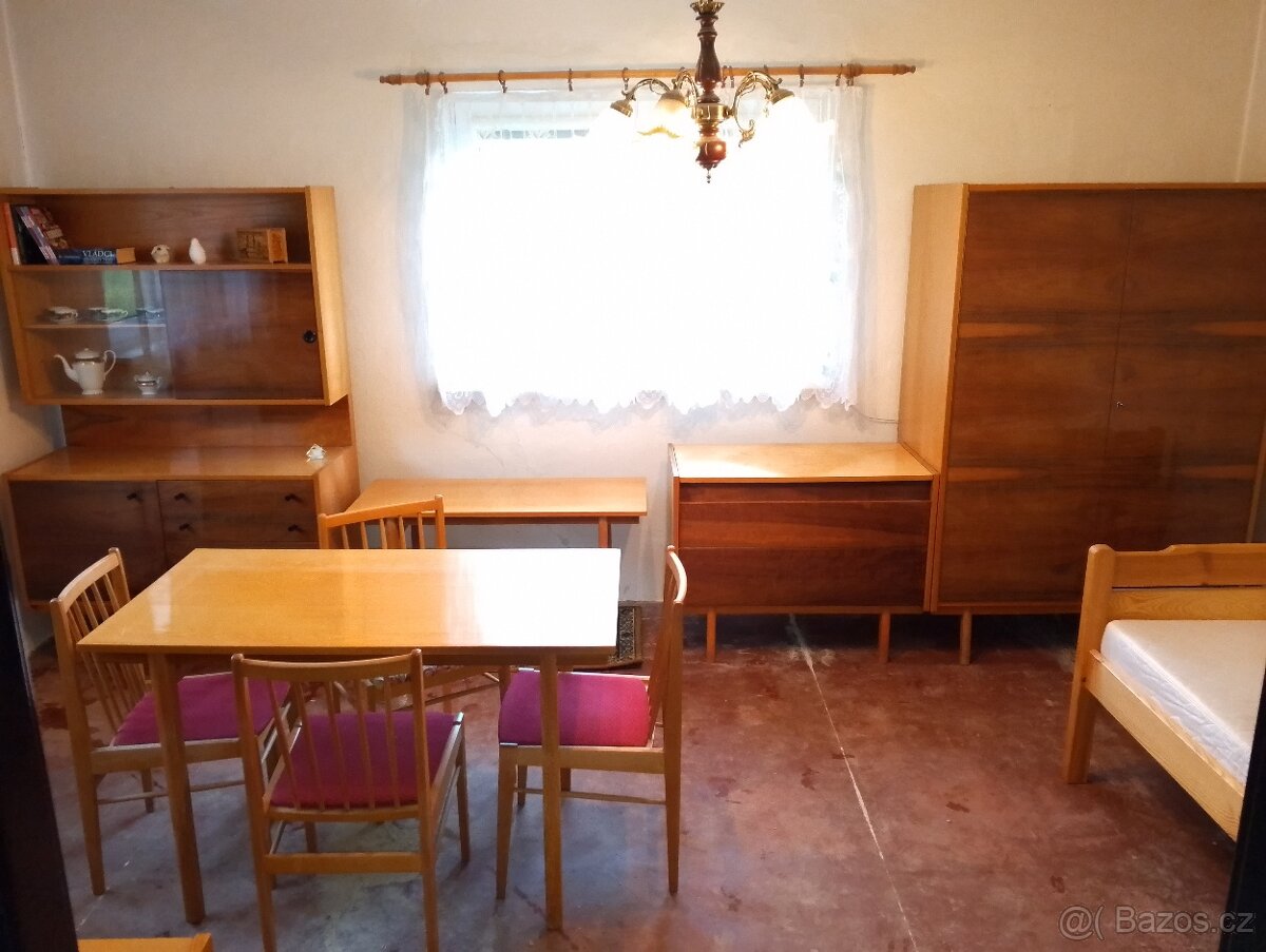 Stará obývací stěna se stolem a židlemi