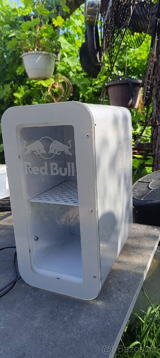 LEDNIČKA RED BULL