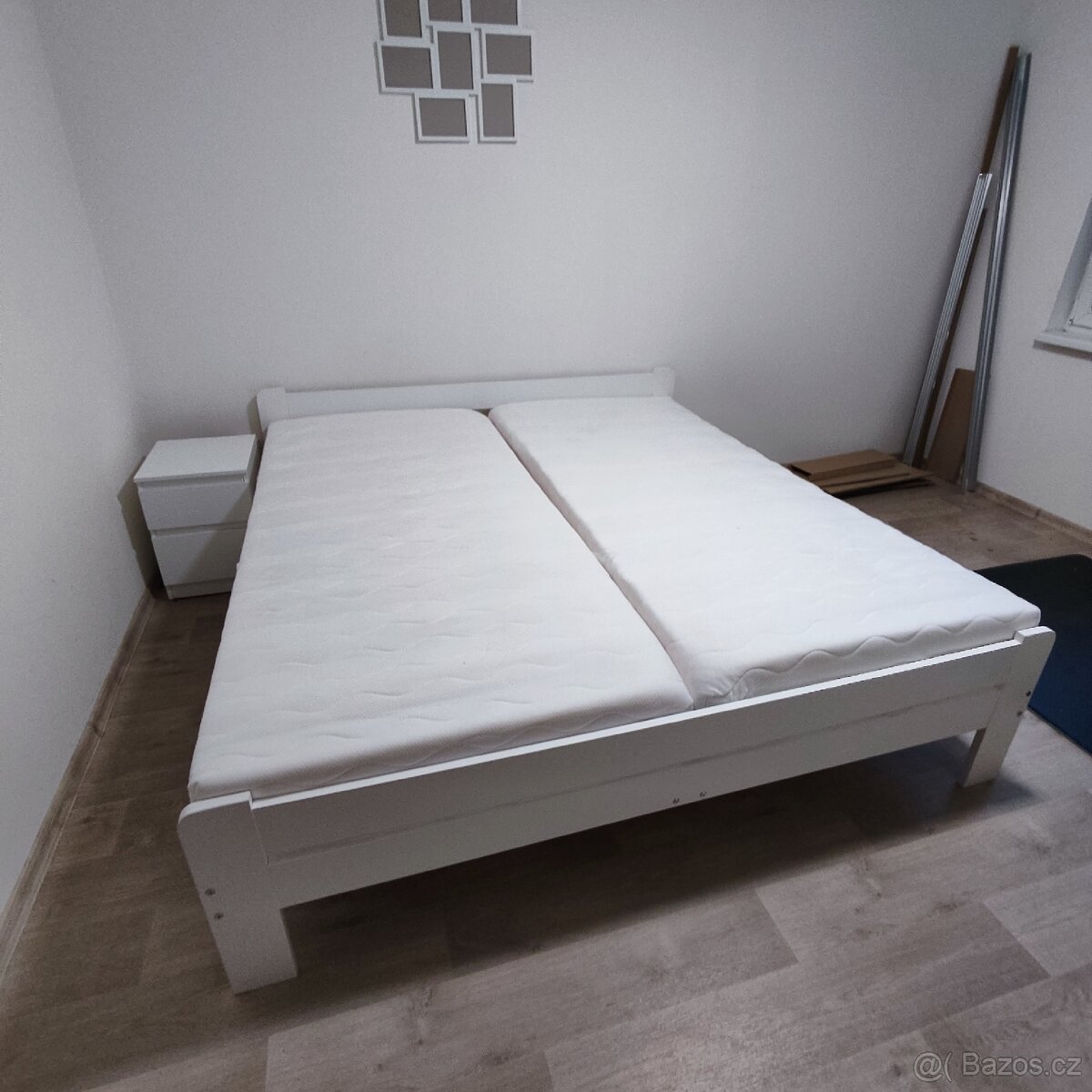 Zánovní dvoulůžko s vysokými matracemi + stolek gratis