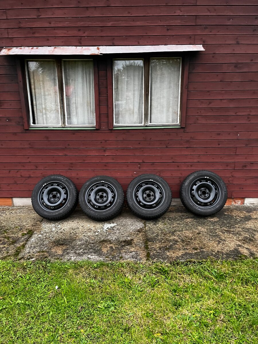 Prodám zimni sadu 185/60 R15 na plechových diskách 5x100