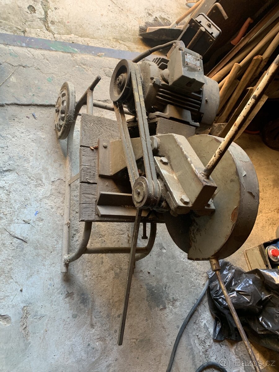 rozbrušovací úhlová stolní pila 300mm