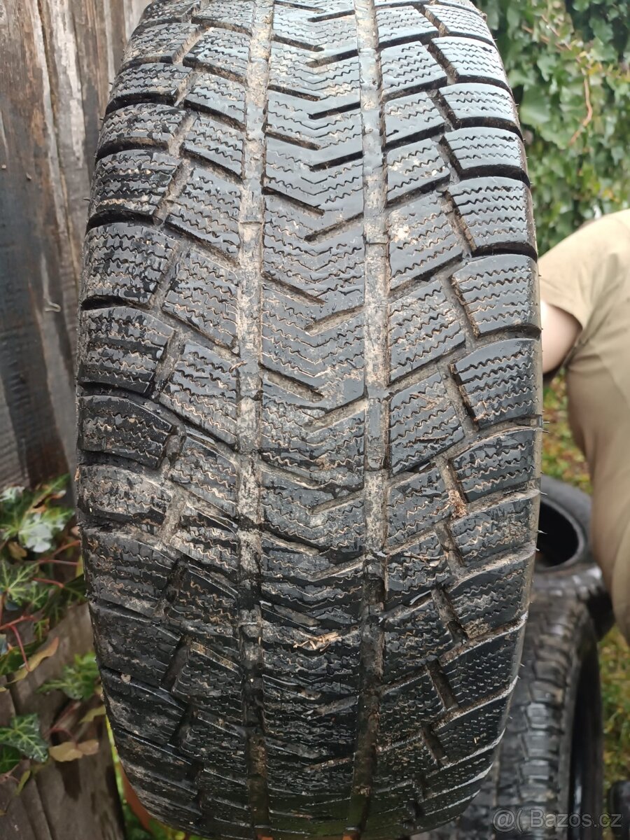 Zimní pneu 235/70r16