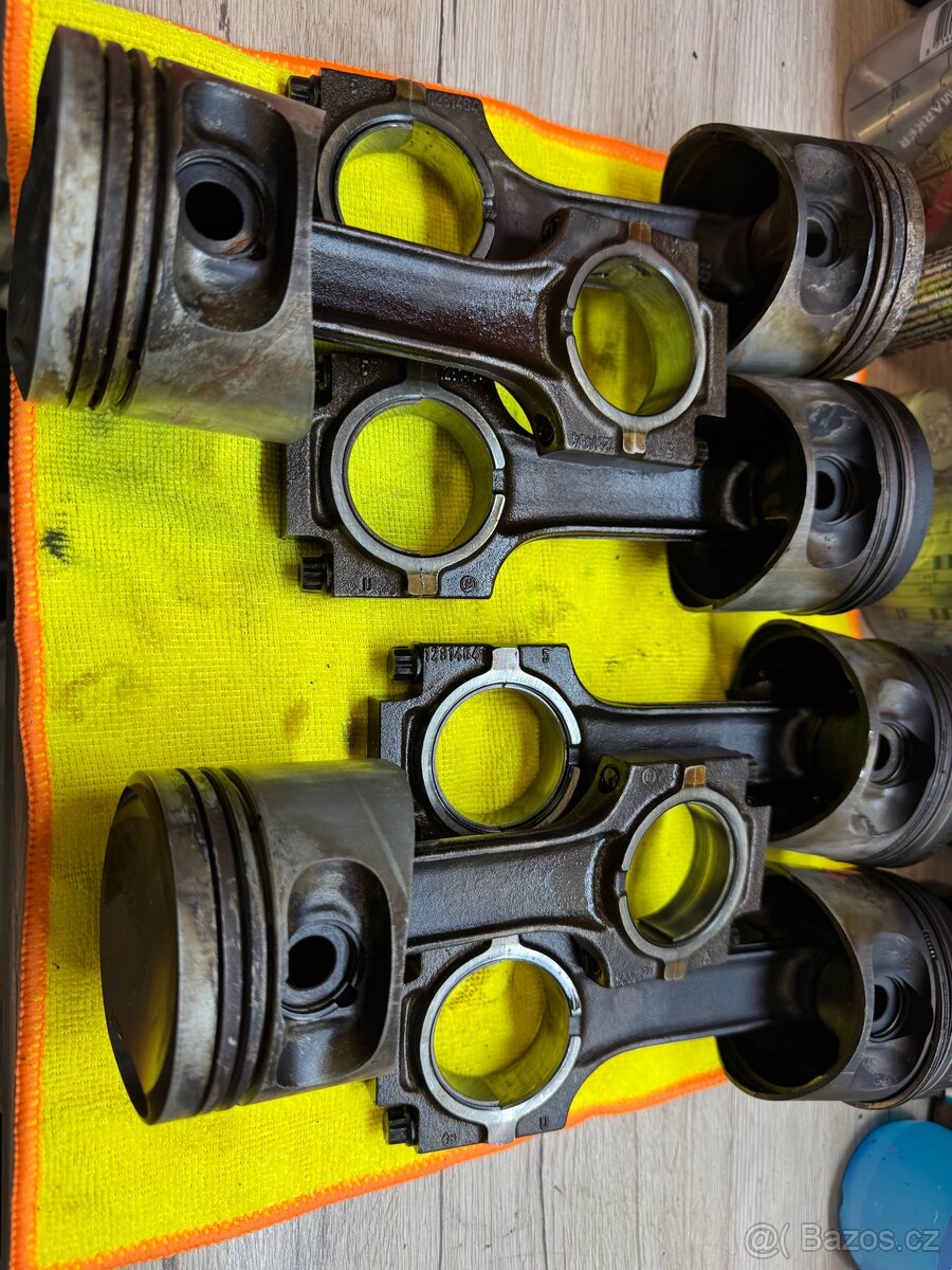 BMW E30 M20B25 pisty 256E