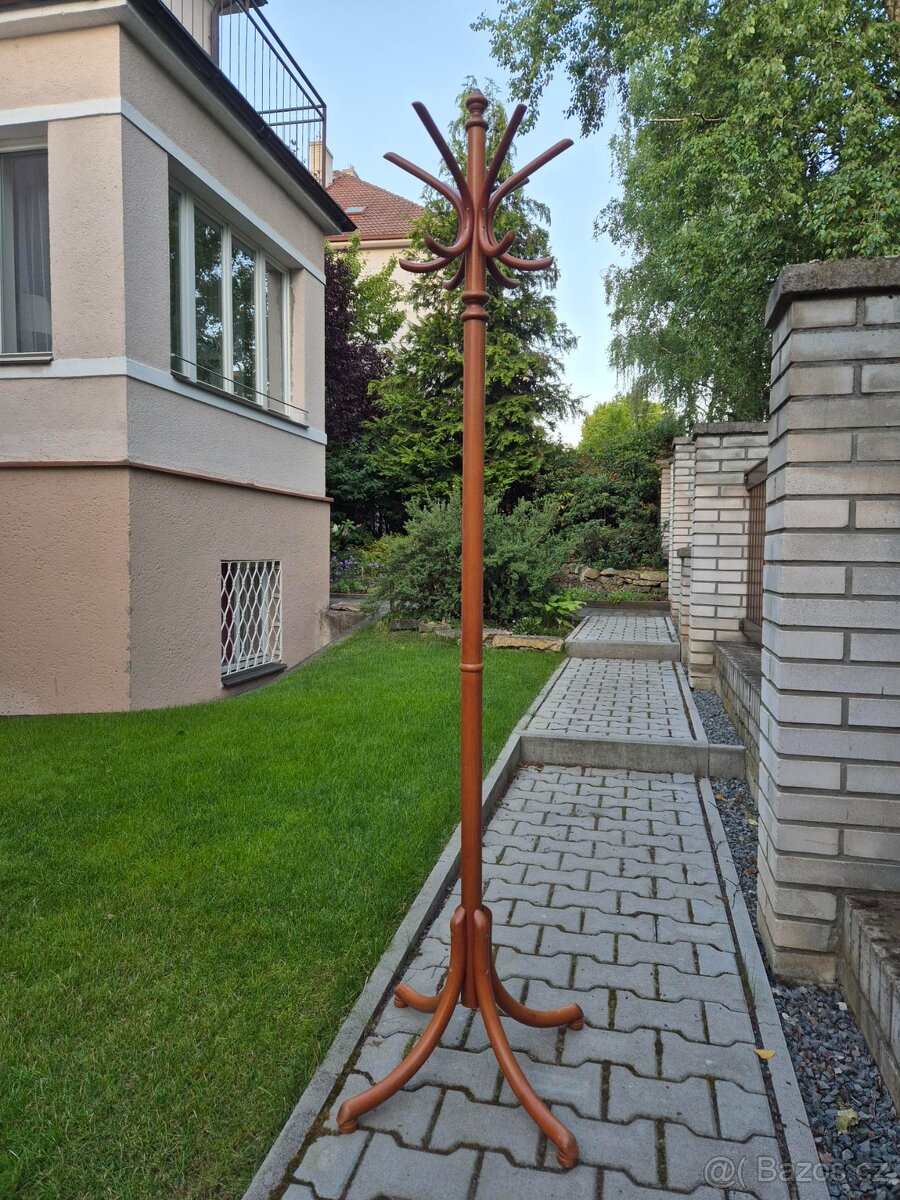 Věšák dřevěný