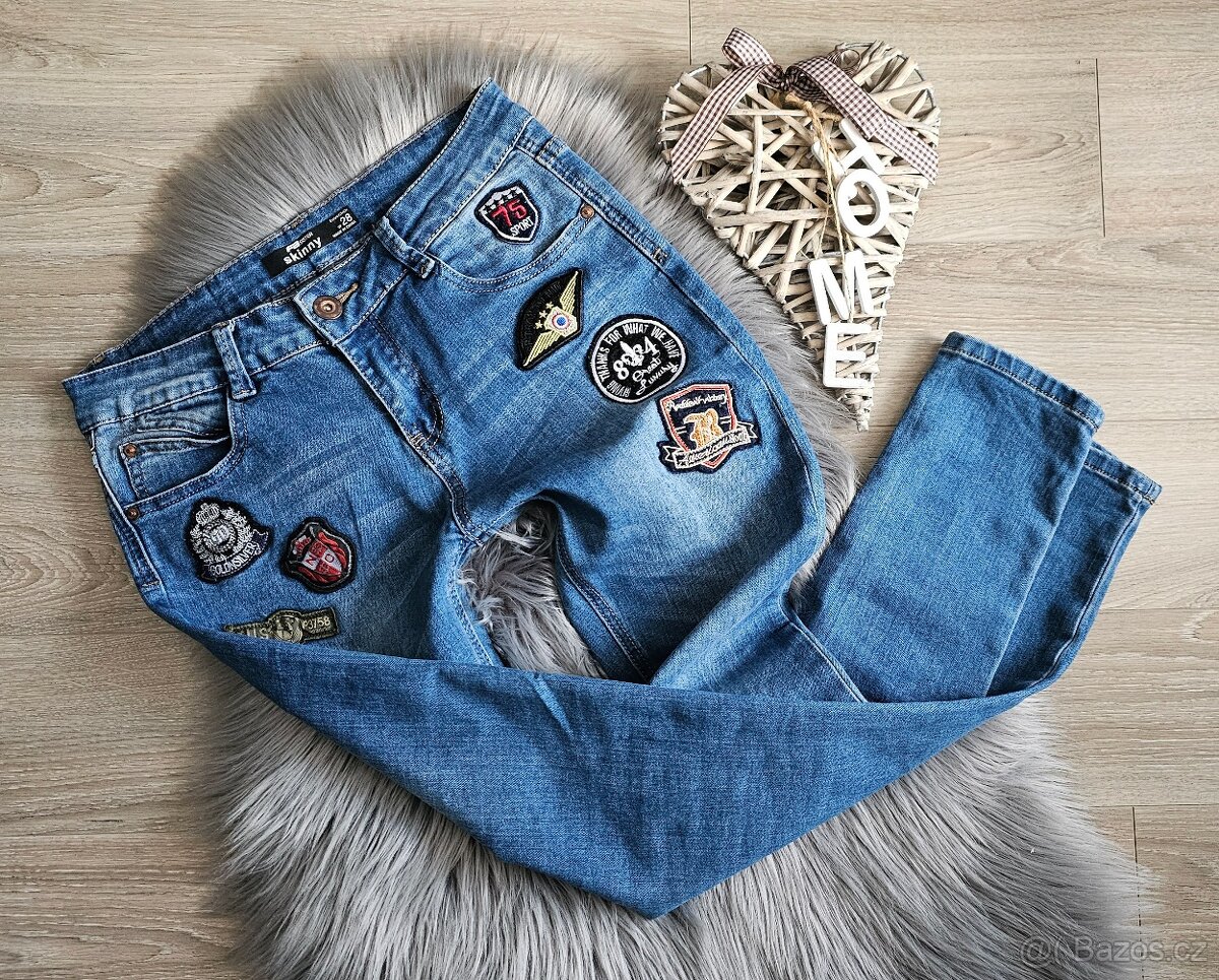Skinny džíny s nášivkami
