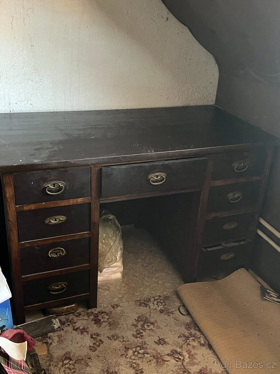 Starý dubový stůl