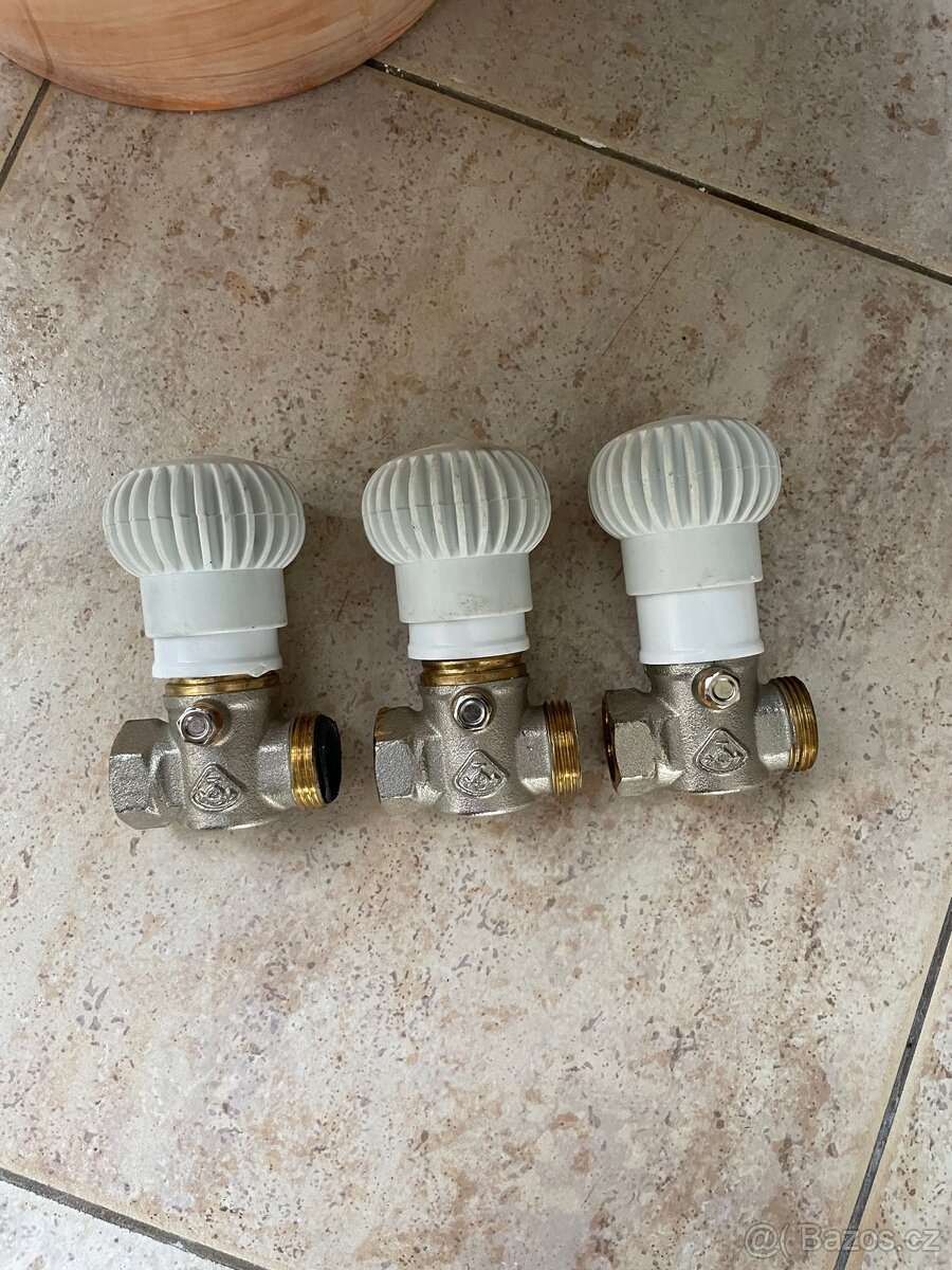 Ovládání radiátorů - plno uzávěr voda 1/2