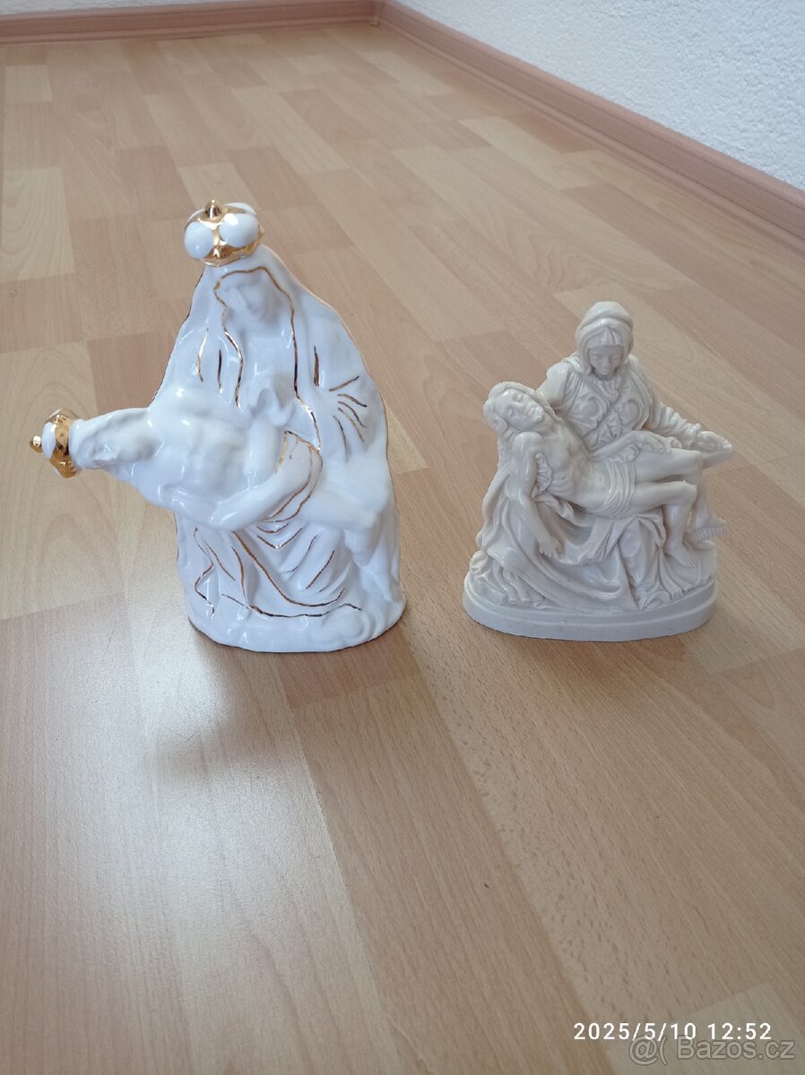 Michelangelova pieta.První je porcelánová, druhá alabastrová